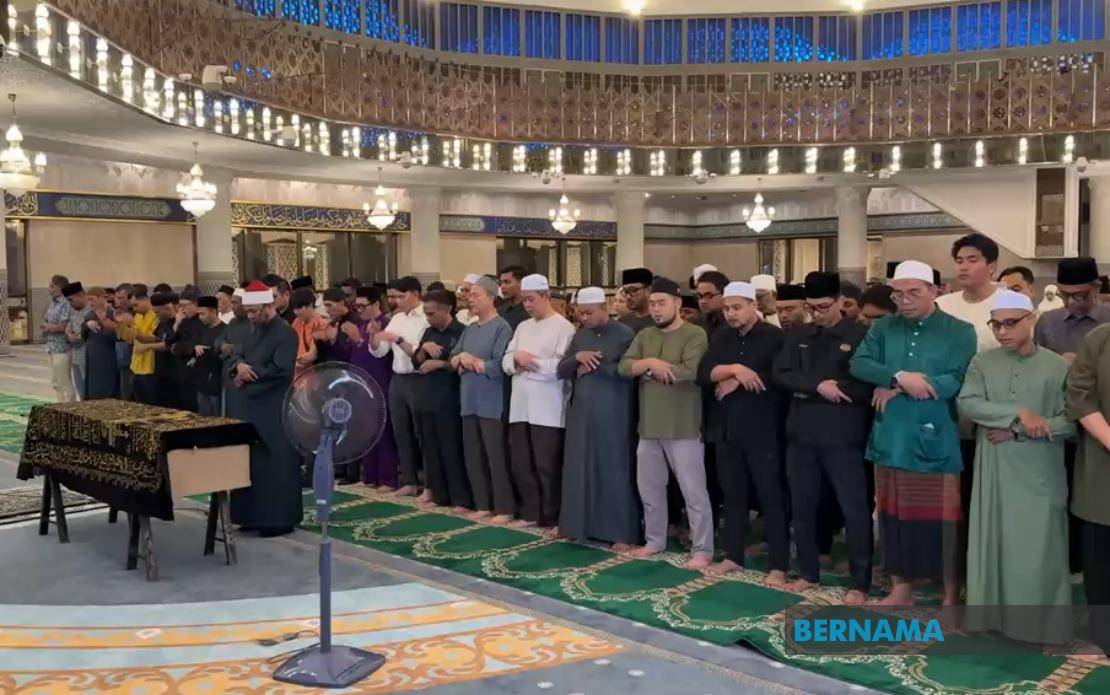 Funeral Prayers Held For Nancy Shukri's Husband At National Mosque Before Sarawak Burial