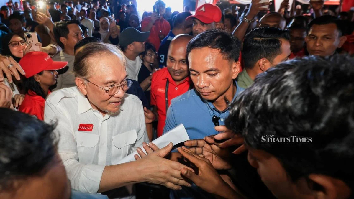 Anwar Rejects Early Election Calls, Defends Government's Mandate