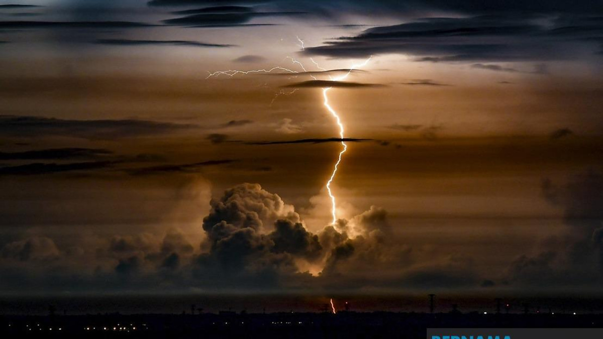 Thunderstorm and Heavy Rain Alert Issued for 10 States and KL Until Evening
