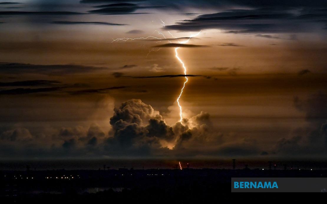 Thunderstorm and Heavy Rain Alert Issued for 10 States and KL Until Evening