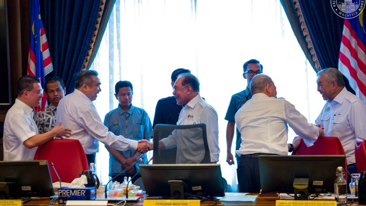 Anwar Deploys Unity Message As Cracks Show In Federal Coalition