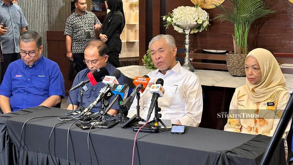 Zahid Urges Coalition Partners to Drop Najib-Rosmah Issues in Johor Push