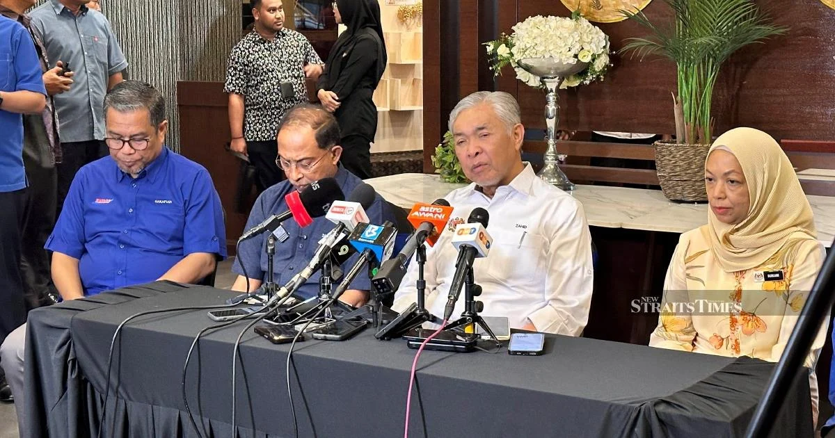 Zahid Urges Coalition Partners to Drop Najib-Rosmah Issues in Johor Push
