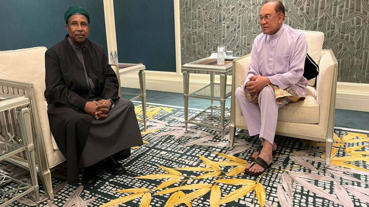 PM Anwar Meets Gambian Islamic Scholar on Final Malaysia Visit