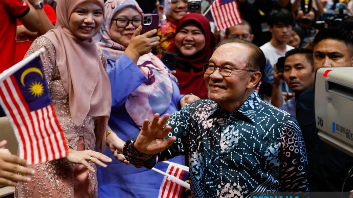 Anwar Calls for Strengthening Independence Spirit Among All Malaysians