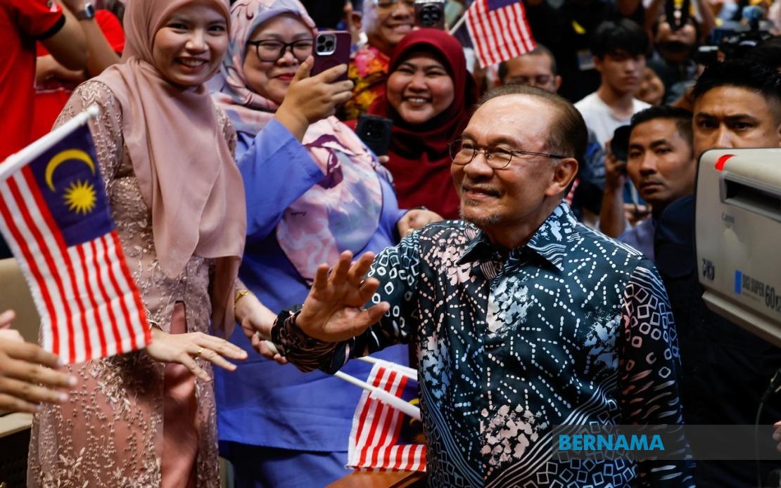 Anwar Calls for Strengthening Independence Spirit Among All Malaysians
