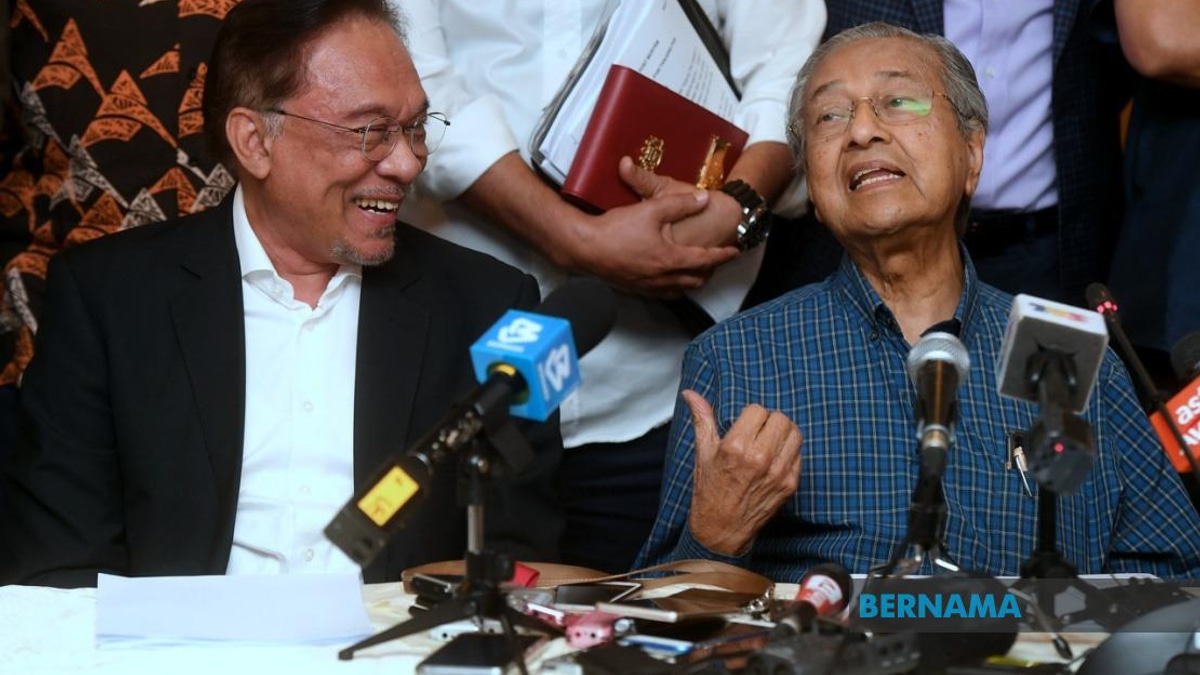 Anwar Extends 101st Birthday Greetings to Tun Dr Mahathir