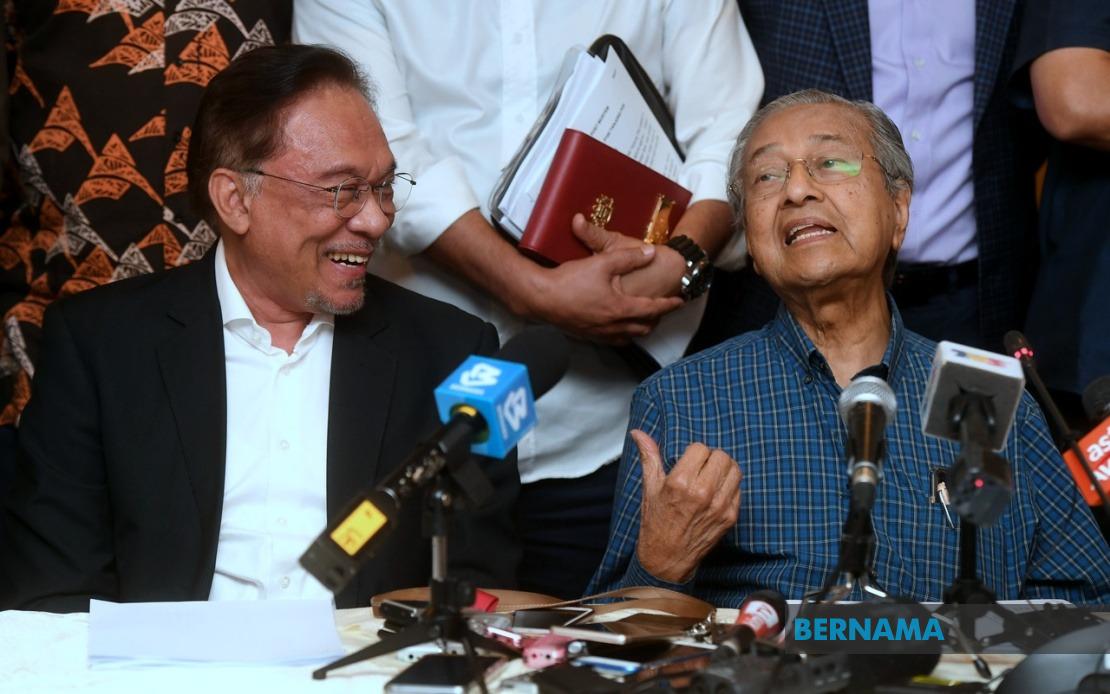 Anwar Extends 101st Birthday Greetings to Tun Dr Mahathir