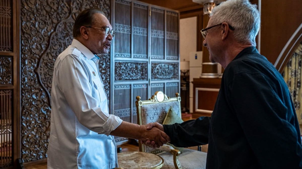 Anwar Meets Singapore GP Chief to Prepare Malaysia's Formula 1 Return