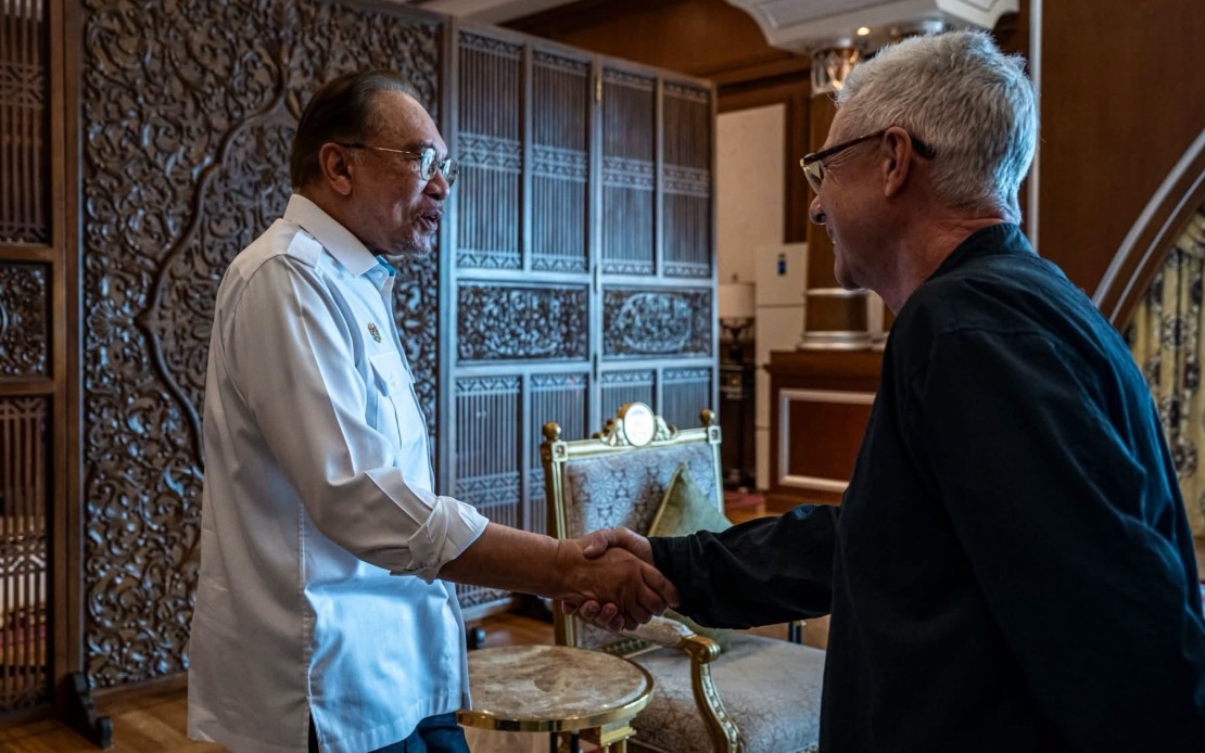 Anwar Meets Singapore GP Chief to Prepare Malaysia's Formula 1 Return