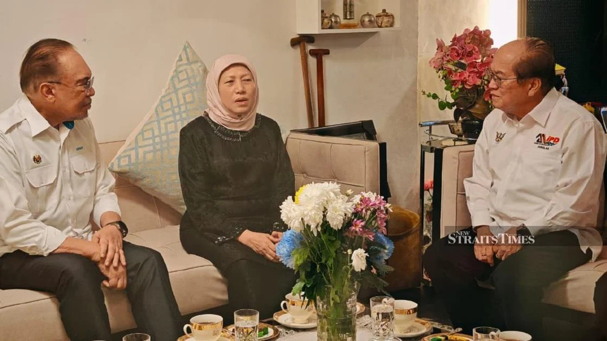 Anwar Offers Condolences to Nancy Shukri Over Husband's Death