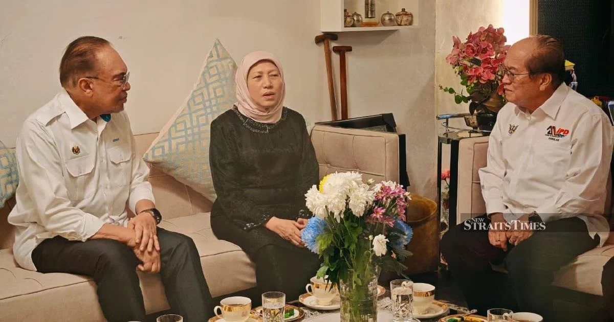 Anwar Offers Condolences to Nancy Shukri Over Husband's Death
