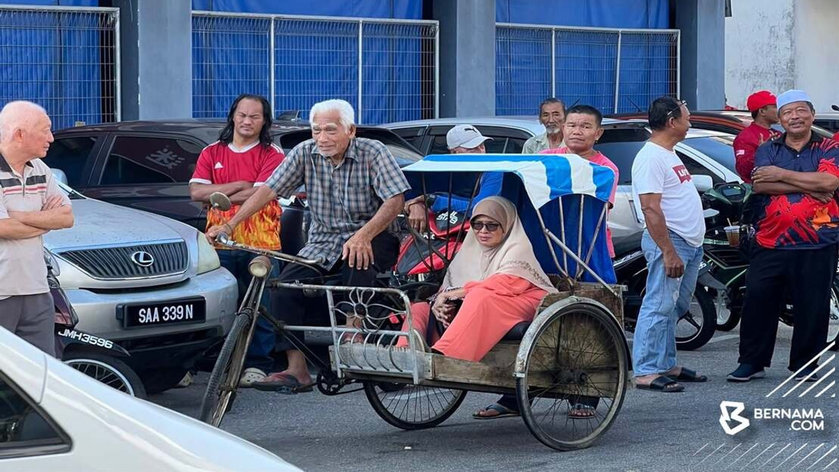 Anwar Touched by Octogenarian's Trishaw Journey in Johor