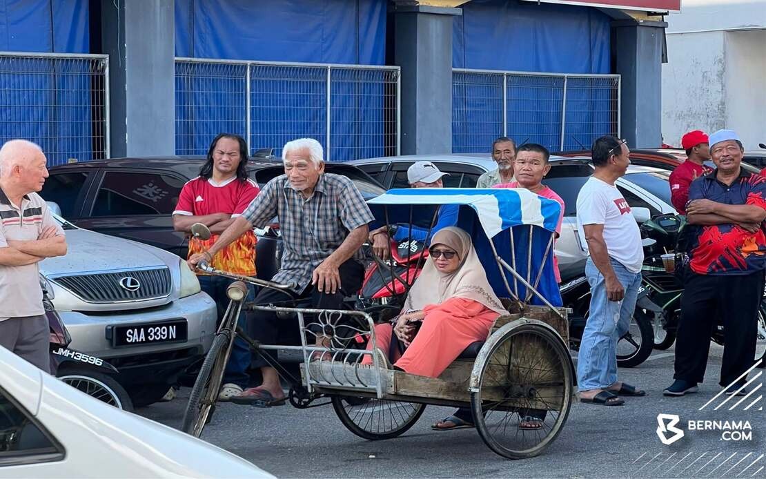 Anwar Touched by Octogenarian's Trishaw Journey in Johor
