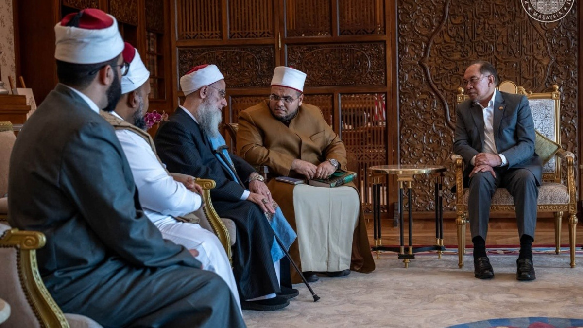 Anwar Receives Egyptian Islamic Scholar Sheikh Dr Mustafa An-Nadwi During Putrajaya Visit