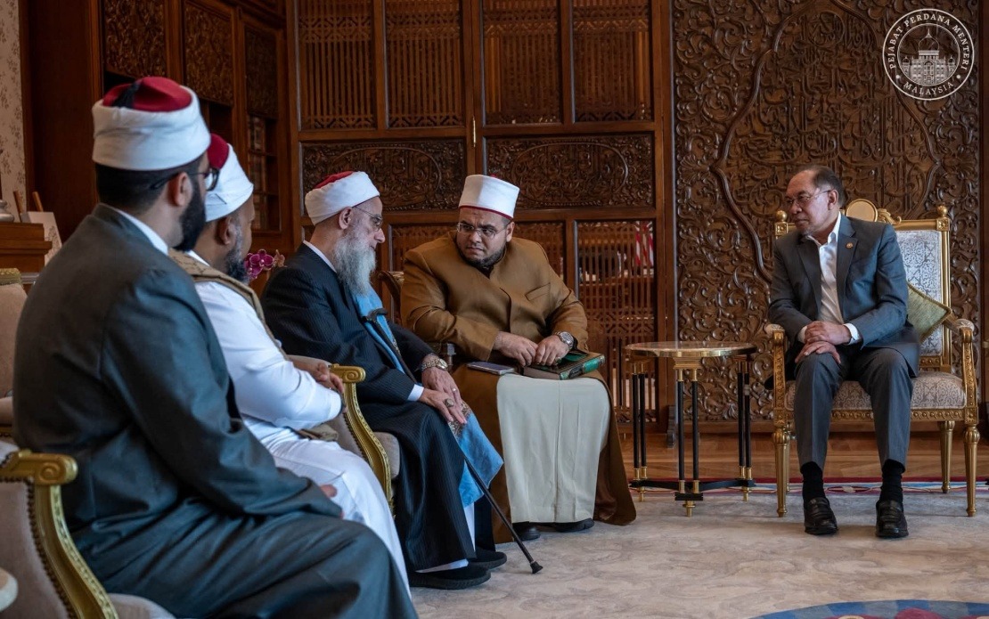 Anwar Receives Egyptian Islamic Scholar Sheikh Dr Mustafa An-Nadwi During Putrajaya Visit