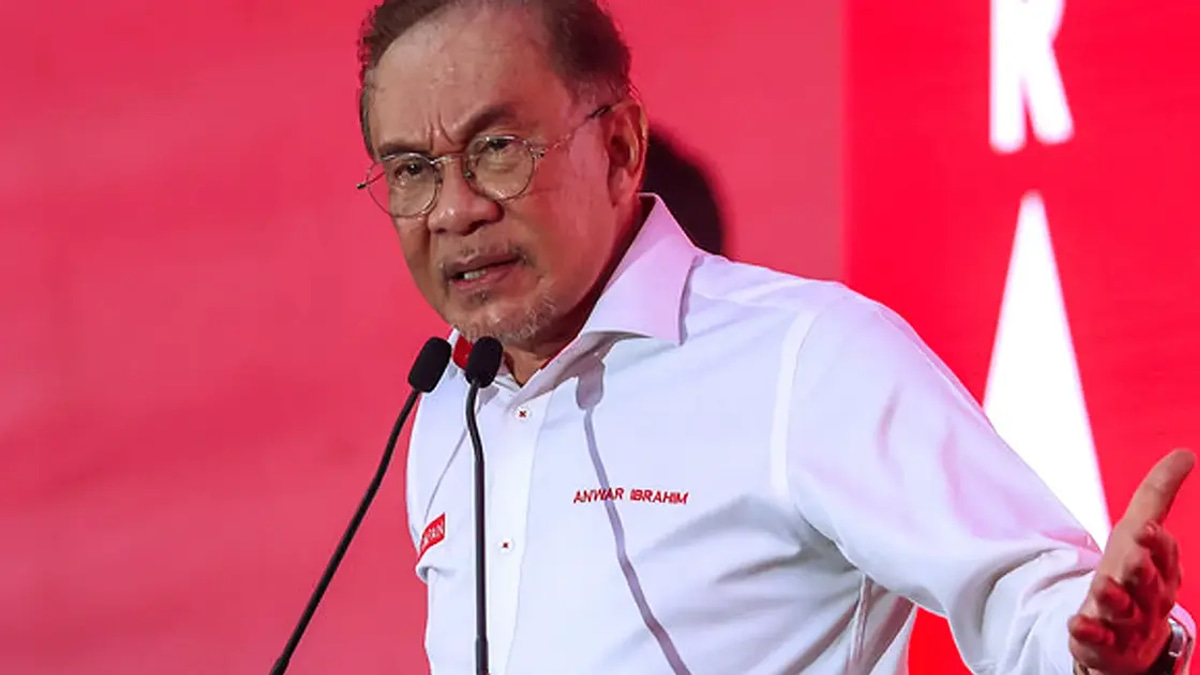 Anwar Underscores Importance of Strong Government-Rulers Relations