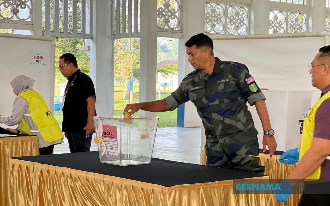 Nearly 25,000 Security Personnel and Their Families Vote Early in Johor Election