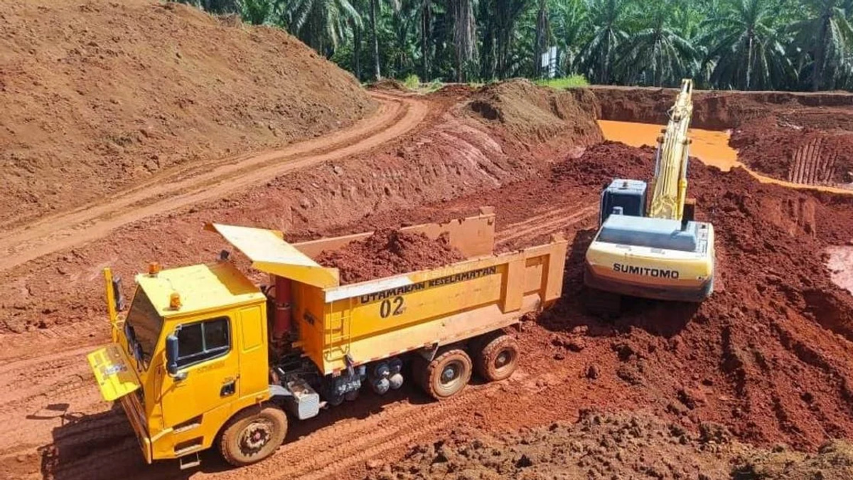 Nine detained after massive illegal bauxite operation busted in Kuantan; RM3.75 million in equipment seized