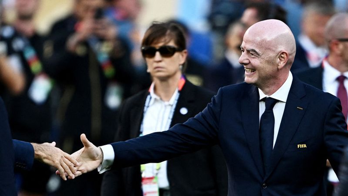 FIFA President Infantino Faces Regional Divide as Mexico and Argentina Pledge Support