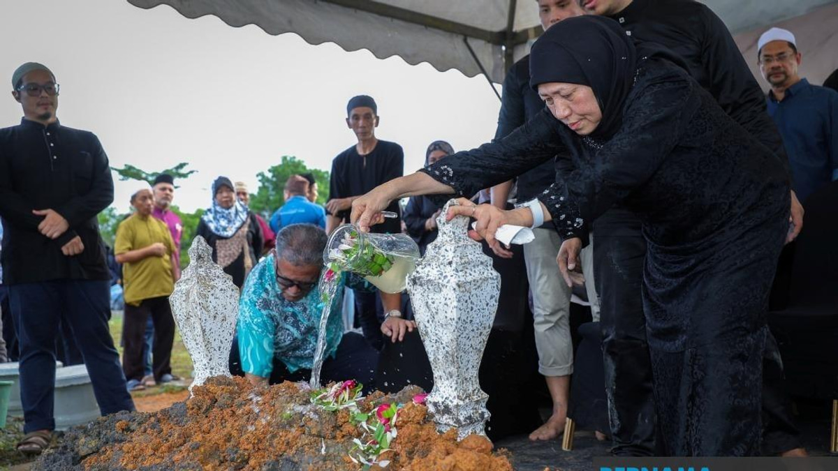Minister Nancy Shukri's Husband Laid To Rest In Kuching