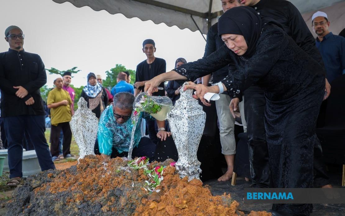 Minister Nancy Shukri's Husband Laid To Rest In Kuching