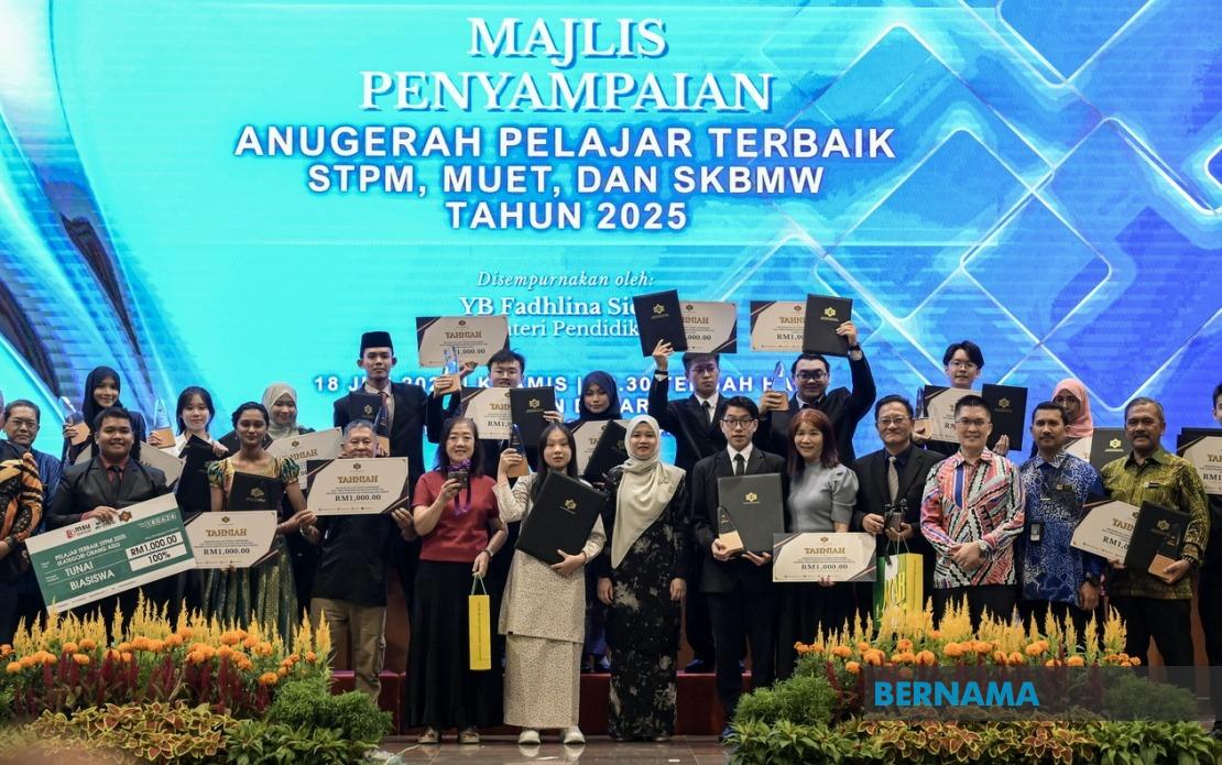18 Top STPM Students To Receive Public University Scholarships in Recognition of Academic Excellence