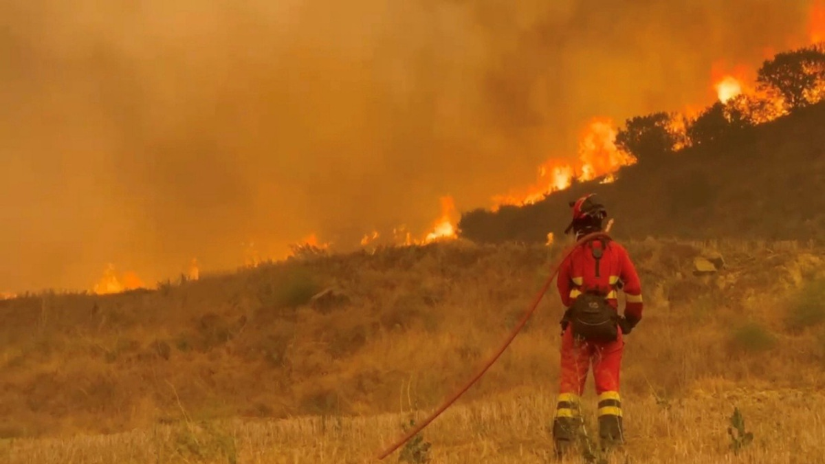 Spain Battles Massive Wildfire in Zaragoza as 1,100 Evacuated