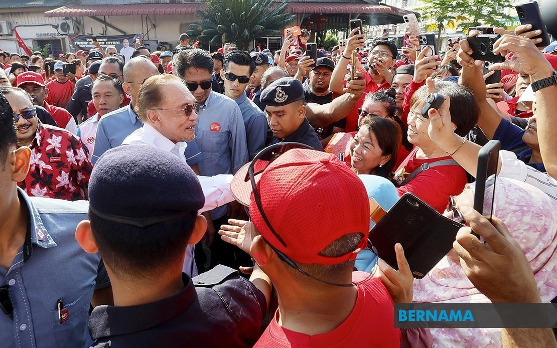 PM Anwar Ibrahim Meets Elderly Couple Who Pedalled Trishaw to Greet Him